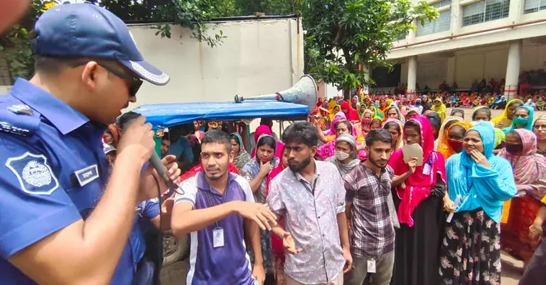 শ্রমিকদের সাথে আলোচনায় বসে শিল্প পুলিশ, সেনাবাহিনী ও বিকেএমইএ